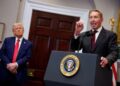 El cofundador, director de tecnología y presidente ejecutivo de Oracle, Larry Ellison, acompañado por el presidente estadounidense Donald Trump en la Sala Roosevelt de la Casa Blanca el 21 de enero de 2025, en Washington, DC.