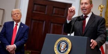 El cofundador, director de tecnología y presidente ejecutivo de Oracle, Larry Ellison, acompañado por el presidente estadounidense Donald Trump en la Sala Roosevelt de la Casa Blanca el 21 de enero de 2025, en Washington, DC.