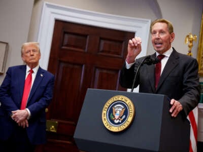 El cofundador, director de tecnología y presidente ejecutivo de Oracle, Larry Ellison, acompañado por el presidente estadounidense Donald Trump en la Sala Roosevelt de la Casa Blanca el 21 de enero de 2025, en Washington, DC.