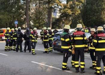 Los servicios de emergencia y la policía se reúnen en la escena de una amenaza de bomba en Munich.