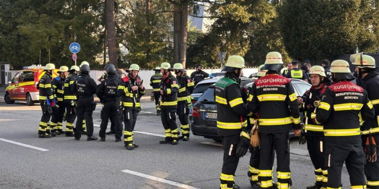Los servicios de emergencia y la policía se reúnen en la escena de una amenaza de bomba en Munich.