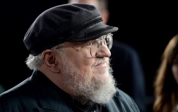 George RR Martin llega al estreno de HBO "Game of Thrones" Temporada 3 en el Teatro Chino TCL de Hollywood el 18 de marzo de 2013. (Kevin Winter/Getty Images)