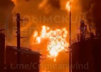 Incendios que envuelven el mayor depósito petrolero en Feodosia en Crimea.