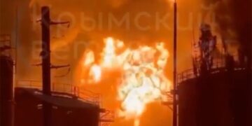 Incendios que envuelven el mayor depósito petrolero en Feodosia en Crimea.