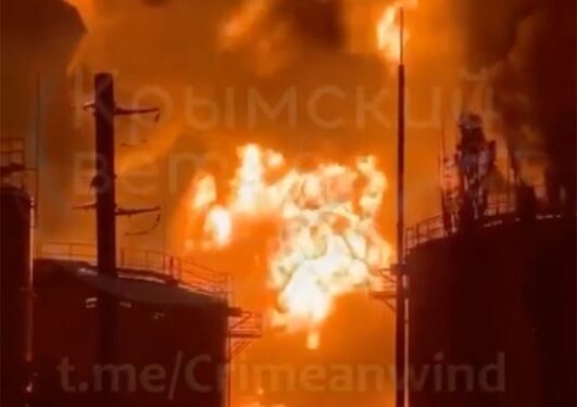 Incendios que envuelven el mayor depósito petrolero en Feodosia en Crimea.