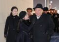 Kim Jong Un, su esposa Ri Sol Ju y su hija Kim Ju Ae asisten a un desfile militar.