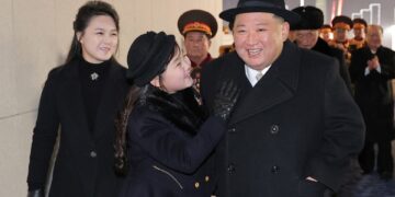 Kim Jong Un, su esposa Ri Sol Ju y su hija Kim Ju Ae asisten a un desfile militar.