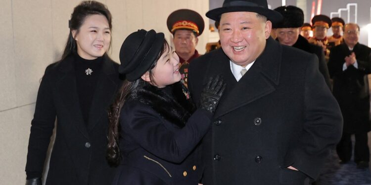 Kim Jong Un, su esposa Ri Sol Ju y su hija Kim Ju Ae asisten a un desfile militar.