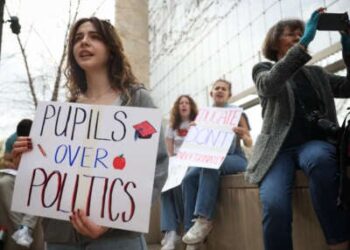 (LR) Los estudiantes de la Universidad de George Washington Eveline Straub, Kaitlyn Gang y Sonia Lerner tienen un cartel junto a Julie Byrne durante el "Manos fuera de nuestras escuelas" Rally frente al Departamento de Educación de los Estados Unidos el 4 de abril de 2025, en Washington, D/C. Estudiantes de la Universidad de Georgetown, la Universidad de Howard, la Universidad Americana, la Universidad de George Washington, la Universidad de George Mason y la Universidad del Temple se reunieron para protestar al presidente Donald Trump, desmantelamiento del Departamento de Educación de los Estados Unidos.