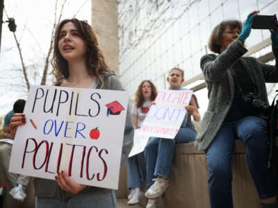 (LR) Los estudiantes de la Universidad de George Washington Eveline Straub, Kaitlyn Gang y Sonia Lerner tienen un cartel junto a Julie Byrne durante el "Manos fuera de nuestras escuelas" Rally frente al Departamento de Educación de los Estados Unidos el 4 de abril de 2025, en Washington, D/C. Estudiantes de la Universidad de Georgetown, la Universidad de Howard, la Universidad Americana, la Universidad de George Washington, la Universidad de George Mason y la Universidad del Temple se reunieron para protestar al presidente Donald Trump, desmantelamiento del Departamento de Educación de los Estados Unidos.