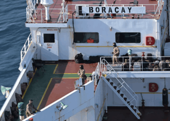 Tres personal armado en equipo táctico en la cubierta del recipiente "Boracay."