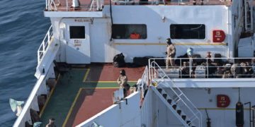 Tres personal armado en equipo táctico en la cubierta del recipiente "Boracay."