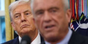 El presidente Donald Trump escucha mientras el Secretario de Salud y Servicios Humanos, Robert F. Kennedy Jr., habla después de anunciar un acuerdo con Pfizer para reducir los precios de los medicamentos de Medicaid en la Oficina Oval de la Casa Blanca el 30 de septiembre de 2025, en Washington, DC.