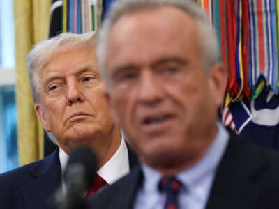 El presidente Donald Trump escucha mientras el Secretario de Salud y Servicios Humanos, Robert F. Kennedy Jr., habla después de anunciar un acuerdo con Pfizer para reducir los precios de los medicamentos de Medicaid en la Oficina Oval de la Casa Blanca el 30 de septiembre de 2025, en Washington, DC.