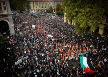Las personas marchan durante la huelga general de Palestina el 22 de septiembre de 2025 en Turín, Italia.