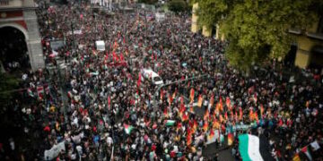 Las personas marchan durante la huelga general de Palestina el 22 de septiembre de 2025 en Turín, Italia.