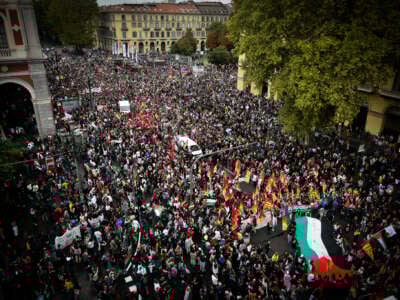 Las personas marchan durante la huelga general de Palestina el 22 de septiembre de 2025 en Turín, Italia.