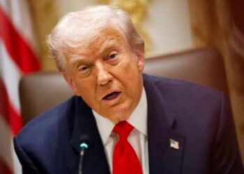 El presidente estadounidense Donald Trump habla durante una reunión con el presidente de Argentina, Javier Milei, en la Sala del Gabinete de la Casa Blanca el 14 de octubre de 2025 en Washington, DC.