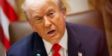 El presidente estadounidense Donald Trump habla durante una reunión con el presidente de Argentina, Javier Milei, en la Sala del Gabinete de la Casa Blanca el 14 de octubre de 2025 en Washington, DC.