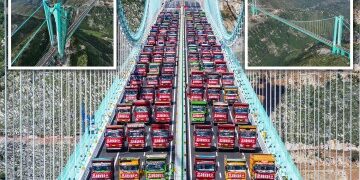 'Saltadores de puenting' saltarán desde el puente más alto del mundo SIN cuerda en la última atracción de terror en un cruce de 2000 pies de altura