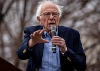 El senador Bernie Sanders (I-Vermont) habla durante un mitin.