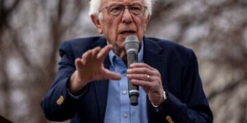 El senador Bernie Sanders (I-Vermont) habla durante un mitin.