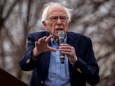 El senador Bernie Sanders (I-Vermont) habla durante un mitin.