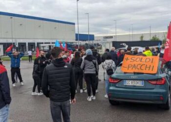 Los conductores de Amazon hacen huelga en Bolonia, Italia, el 18 de abril de 2025. El cartel del piquete exige salarios más altos y paquetes más livianos para los conductores.