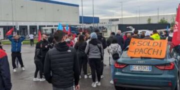 Los conductores de Amazon hacen huelga en Bolonia, Italia, el 18 de abril de 2025. El cartel del piquete exige salarios más altos y paquetes más livianos para los conductores.