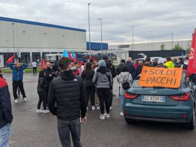 Los conductores de Amazon hacen huelga en Bolonia, Italia, el 18 de abril de 2025. El cartel del piquete exige salarios más altos y paquetes más livianos para los conductores.