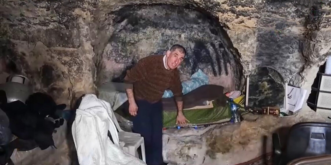 Soy un cavernícola moderno con una cocina completa en mi casa de roca.