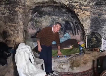 Soy un cavernícola moderno con una cocina completa en mi casa de roca.