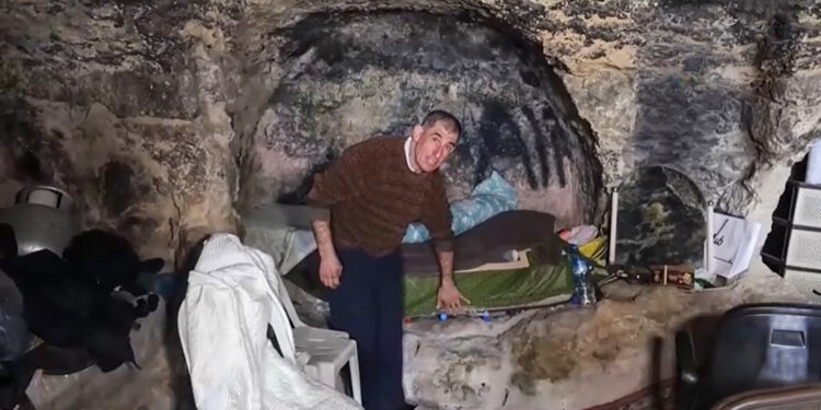 Soy un cavernícola moderno con una cocina completa en mi casa de roca.