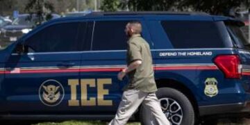 Un vehículo de ICE se encuentra cerca del complejo de la cárcel y el juzgado del condado de Cook el 8 de septiembre de 2025, en Chicago, Illinois.