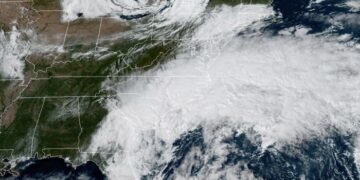 Tormenta sin nombre provoca inundaciones y fuertes vientos en la costa este