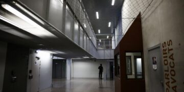 Tres prisioneros arrestados por amenazar con MATAR al ex presidente francés Sarkozy en apenas su segundo día completo de sentencia de cinco años