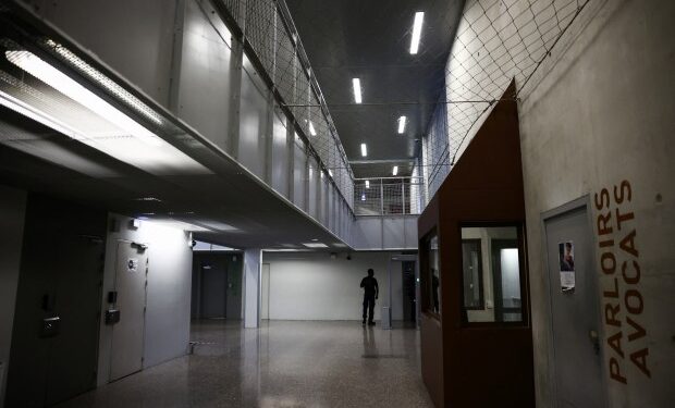 Tres prisioneros arrestados por amenazar con MATAR al ex presidente francés Sarkozy en apenas su segundo día completo de sentencia de cinco años