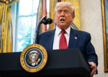 El presidente de los Estados Unidos, Donald J. Trump, habla antes de que el exsenador estadounidense David Perdue (republicano de Georgia) preste juramento como embajador de los Estados Unidos en la República Popular China en la Oficina Oval de la Casa Blanca en Washington, DC, 7 de mayo de 2025.