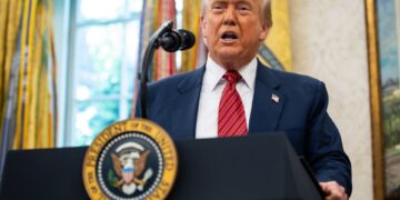 El presidente de los Estados Unidos, Donald J. Trump, habla antes de que el exsenador estadounidense David Perdue (republicano de Georgia) preste juramento como embajador de los Estados Unidos en la República Popular China en la Oficina Oval de la Casa Blanca en Washington, DC, 7 de mayo de 2025.