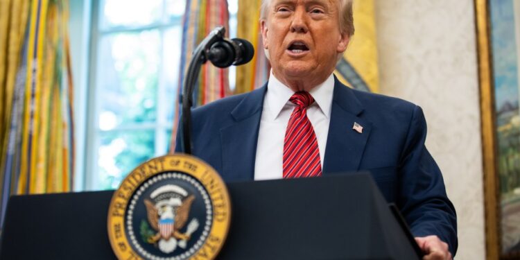 El presidente de los Estados Unidos, Donald J. Trump, habla antes de que el exsenador estadounidense David Perdue (republicano de Georgia) preste juramento como embajador de los Estados Unidos en la República Popular China en la Oficina Oval de la Casa Blanca en Washington, DC, 7 de mayo de 2025.