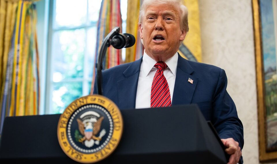 El presidente de los Estados Unidos, Donald J. Trump, habla antes de que el exsenador estadounidense David Perdue (republicano de Georgia) preste juramento como embajador de los Estados Unidos en la República Popular China en la Oficina Oval de la Casa Blanca en Washington, DC, 7 de mayo de 2025.