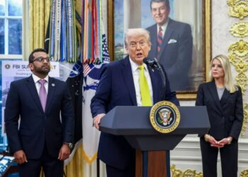 Un collage de imágenes que contiene 1 imágenes. La imagen 1 muestra Washington, Estados Unidos. 15 de octubre de 2025. El presidente Donald Trump, con el Director de la Oficina Federal de Investigaciones Kash Patel (L) y la Fiscal General Pam Bondi (R), responde a una pregunta de los medios de comunicación durante una conferencia de prensa en Ova