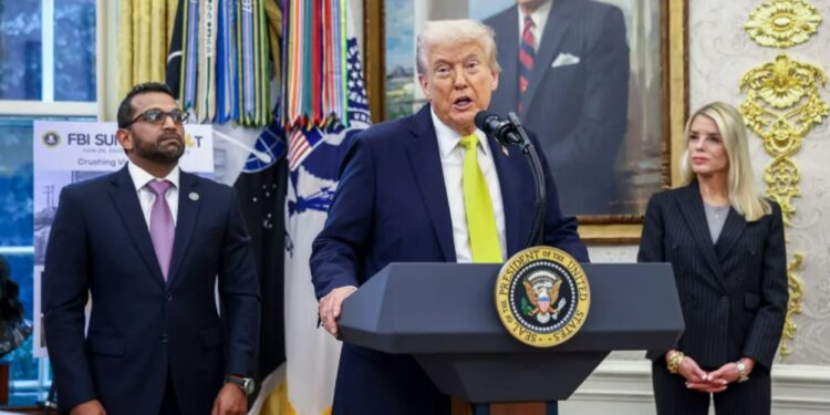 Un collage de imágenes que contiene 1 imágenes. La imagen 1 muestra Washington, Estados Unidos. 15 de octubre de 2025. El presidente Donald Trump, con el Director de la Oficina Federal de Investigaciones Kash Patel (L) y la Fiscal General Pam Bondi (R), responde a una pregunta de los medios de comunicación durante una conferencia de prensa en Ova