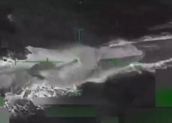 Trump dice que dos sobrevivientes del ataque estadounidense contra un submarino antidrogas serán devueltos a Colombia y Ecuador