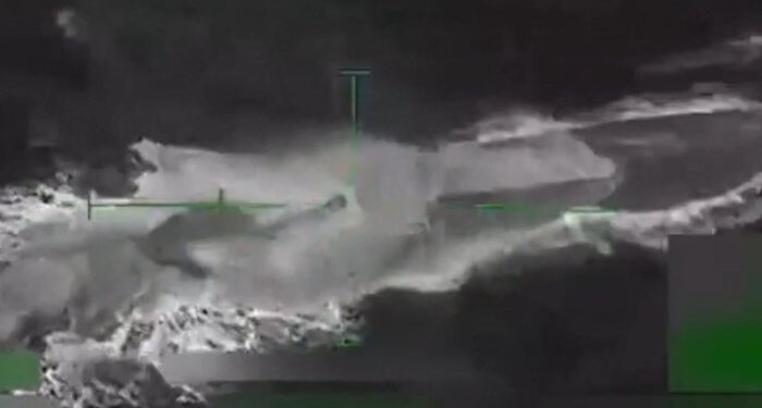 Trump dice que dos sobrevivientes del ataque estadounidense contra un submarino antidrogas serán devueltos a Colombia y Ecuador