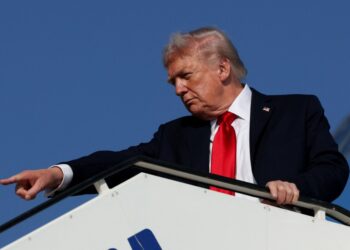 El presidente estadounidense Trump aborda el Air Force One de camino a Sharm El-Sheikh