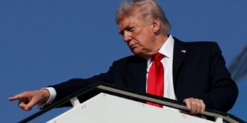 El presidente estadounidense Trump aborda el Air Force One de camino a Sharm El-Sheikh