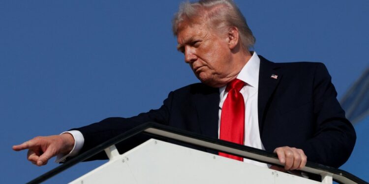 El presidente estadounidense Trump aborda el Air Force One de camino a Sharm El-Sheikh