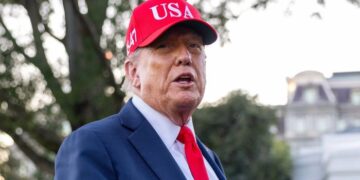 Trump dice que los despidos federales se producen en este momento en medio de