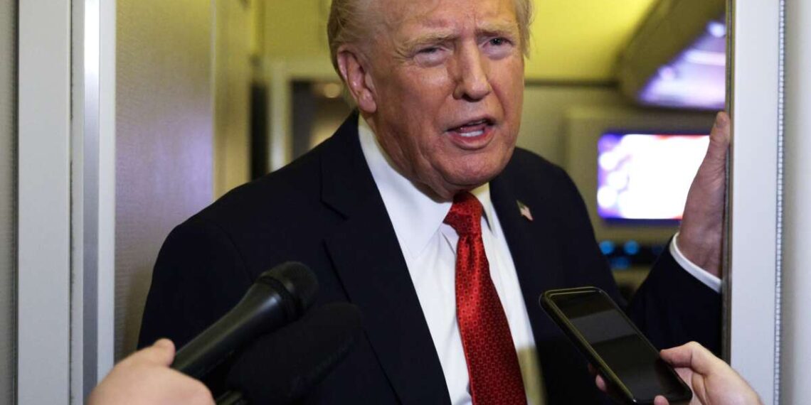 Trump dice que no es un rey. La mayoría de los estadounidenses cree que él quiere serlo.